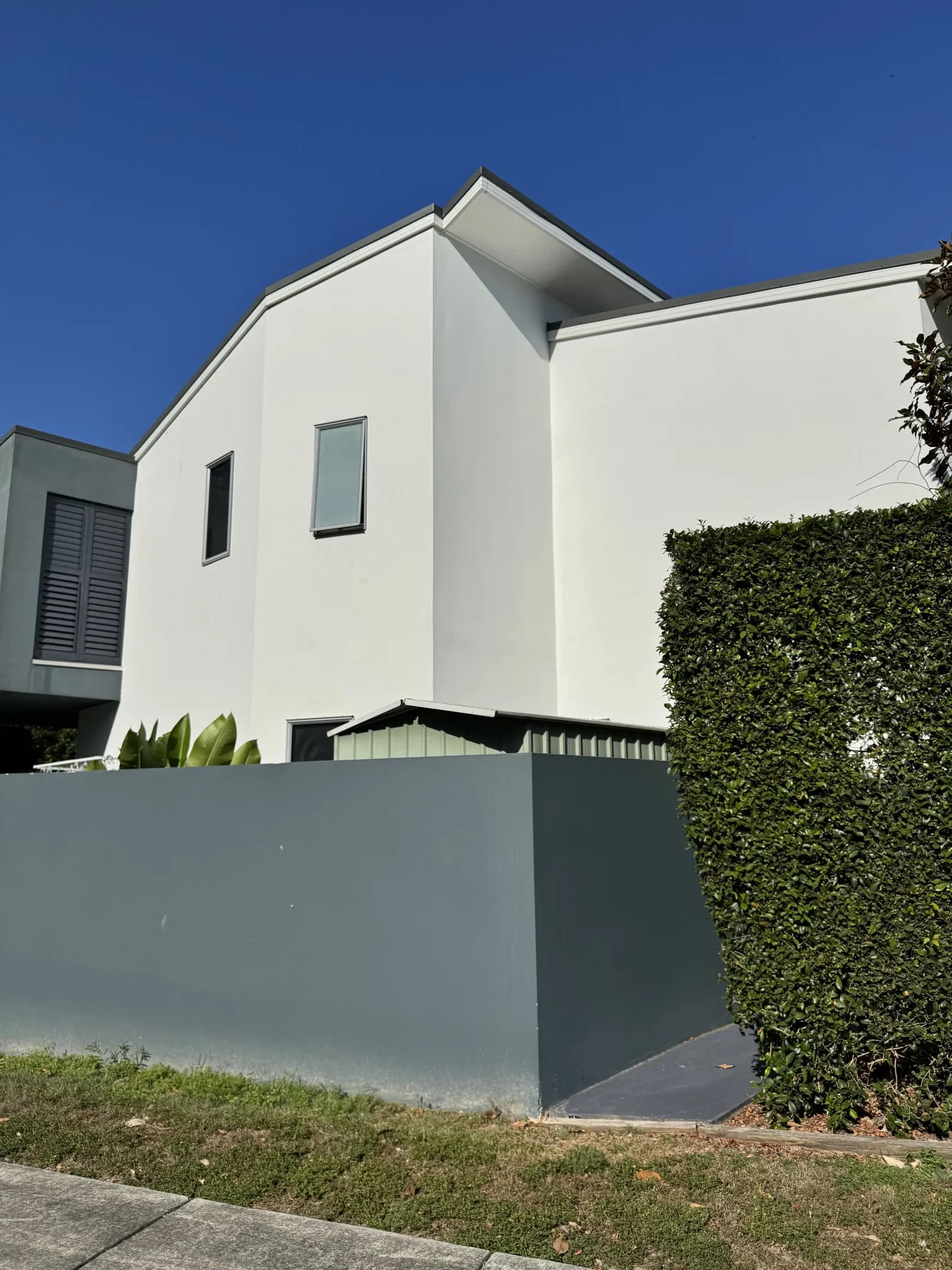 Before and after pressure cleaning on a Brisbane weatherboard home